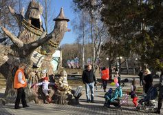 Детский парк со сказочными персонажами из бетона в Козельске Калужской губернии 