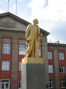 Памятник Ленину напротив Ленинского райкома