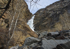 Водопад Кату-Ярык (водопад Карасу) – расположен в долине реки Чулышман на Алтае