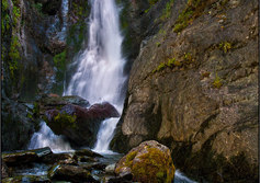 Водопад Верх-Карасу на левом притоке Чуи у места впадения, недалеко от села Чибит на Алтае