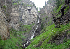 Каскад водопадов на реке Шинок на Алтае