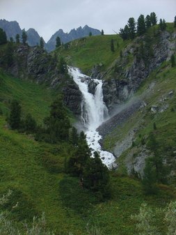 Водопад Рассыпной на притоке реки Катунь - один из самых длинных каскадных водопадов Алтая.   