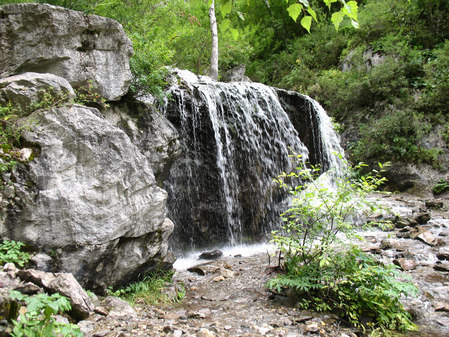 Водопад Че-Чкыш, туристическое название - искусственный  водопад в "долине духов"  на Алтае