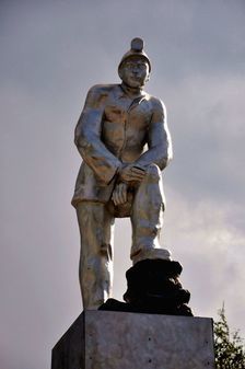 Памятник шахтерам (ой, ЗэКам), работавшим в... нефтяной шахте пгт Ярега в республике Коми