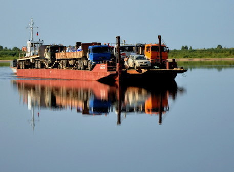 Паромная переправа в Усть-Лыже республики Коми