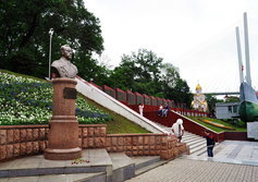 Памятник адмиралу флота Советского Союза Кузнецову Н. Г.