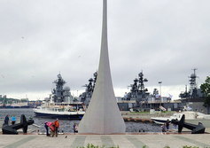 Памятный знак и обелиск в честь основания города во Владивостоке