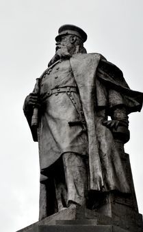 Памятник адмиралу С.О.Макарову во Владивостоке 