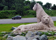 Памятник уссурийским тиграм на трассе Владивосток - Уссурийск
