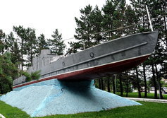 Памятник бронекатеру и морякам-амурцам в Хабаровске