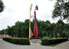 Памятник русской балалайке и китайской лютне «пипа» в Хабаровске.