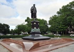 Памятник истинному "отцу" Хабаровска.Основателю города капитану Я.В.Дьяченко.