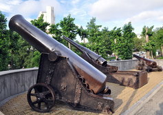 Батарея старинных орудий в парке Муравьева-Амурского в Хабаровске