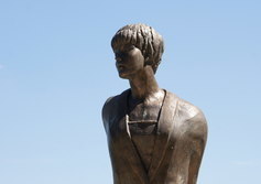  Памятник Белле Ахмадулиной