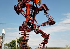 Памятник автомобильный робот-трансформер в Улан-Удэ