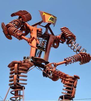 Памятник автомобильный робот-трансформер в Улан-Удэ