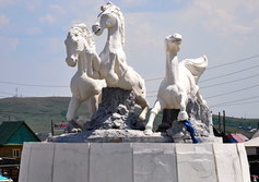 Скульптурная композиция «Лошади» на въезде в Агинское возле ипподрома 