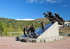 Памятник покорителям Енисея, первостроителям Саяно-Шушенской ГЭС