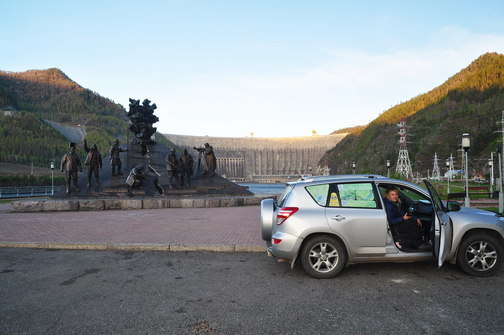 Памятник покорителям Енисея, первостроителям Саяно-Шушенской ГЭС