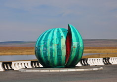 Памятник арбузу на остановке у озера Бугаево в Хакасии
