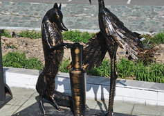 Памятник-сказка про Лису и Журавля возле администрации Таштагола в Горной Шории