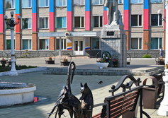 Памятник-сказка про Лису и Журавля возле администрации Таштагола в Горной Шории