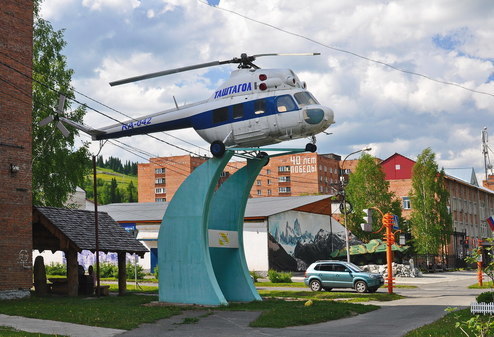Памятник вертолёту МИ-2 в Таштаголе Кемеровской области
