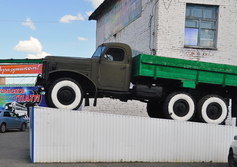 Памятник автомобилю ЗИЛ-157 в Таштаголе Кемеровской области
