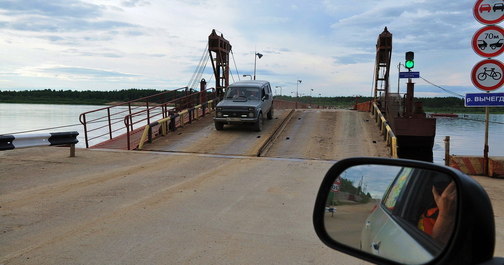 Понтонный мост через Вычегду в Коряжме Архангельской области