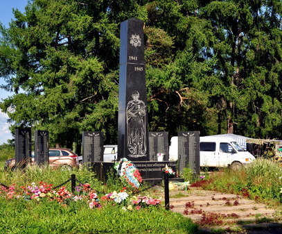 Обелиск «Воинам-землякам погибшим в годы ВОВ 1941-1945 гг» в Яренске Архангельской области