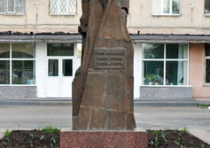 Памятник выдающемуся геологу И.Л.Рудницкому в Новотроицке Оренбургской области 