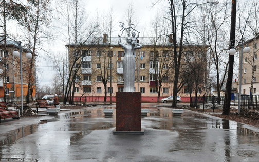 Скульптура «Мать и дитя» в Краснокамске Пермского края