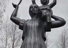 Скульптура «Мать и дитя» в Краснокамске Пермского края