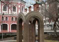Памятник в память о погибших в клубе "Хромая лошадь" в Перми
