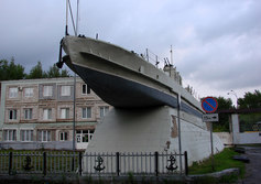 Отремонтированный бронекатер АК-454 и В.И.Ленин у проходной завода "Кама" в Перми