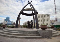  Памятник Семёну Дежневу в Якутске
