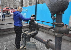 Памятник водопроводчику в честь 120-летия городского водопровода Перми