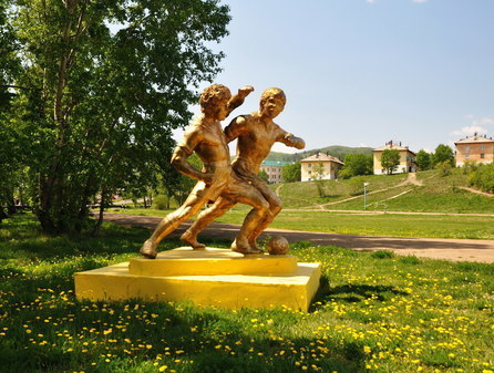 Скульптуры на стадионе "Металлург" в Петровске-Забайкальском