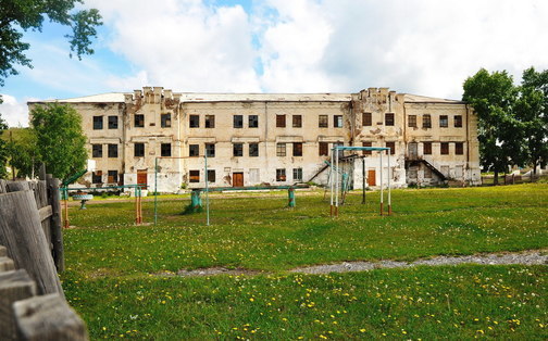 Архитектурный памятник - каторжная 3-этажная тюрьма ставшая... школой в Горном Зерентуе Забайкалья