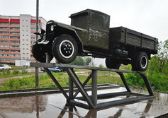 Памятник «Ветеранам-автомобилистам» УралЗИС-5 в Краснокаменске Забайкальского края