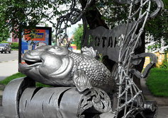 Памятник амурскому ротану в Белогорске Амурской области