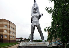 Памятник мостостроителю БАМа в Тынде Амурской области