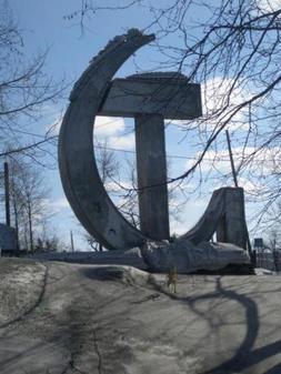 Памятник Серп и молот в Алдане