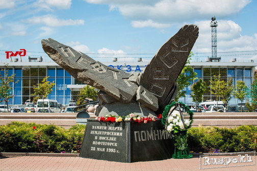 Памятник жертвам Нефтегорского землетрясения 