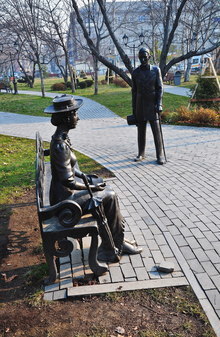 Памятник чеховской литературной «Незнакомке» в Южно-Сахалинске