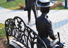 Памятник чеховской литературной «Незнакомке» в Южно-Сахалинске