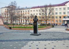 Сквер и бюст Н.В.Рудановского в Южно-Сахалинске