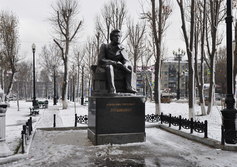Сквер и памятник А.С.Пушкину в Южно-Сахалинске