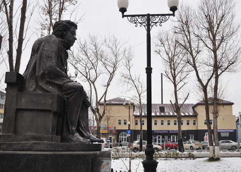 Сквер и памятник А.С.Пушкину в Южно-Сахалинске