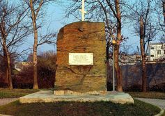 Камень в честь основания села Владимировка ставшего Южно-Сахалинском